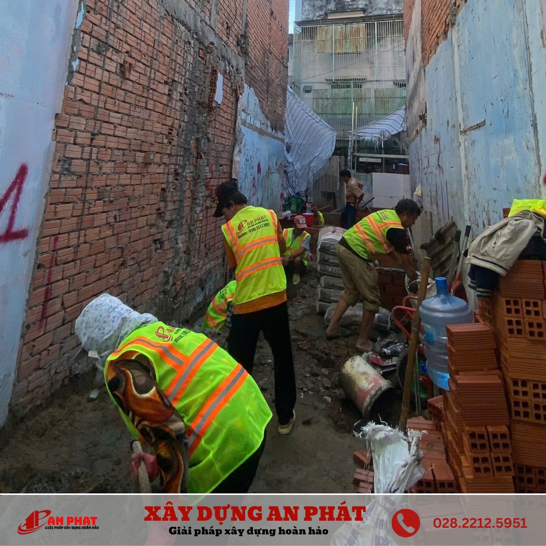 Công dân ở xã Phúc Lộc (Hà Nội) cho rằng, khu vực này không yêu cầu có giấy phép và bản vẽ khi xây dựng nhà. Tuy nhiên, theo chính quyền địa phương, mọi trường hợp xây dựng nhà ở, bất kể bao nhiêu tầng, đều phải có giấy phép và bản vẽ thiết kế.