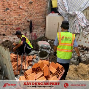 Công dân ở xã Phúc Lộc (Hà Nội) cho rằng, khu vực này không yêu cầu có giấy phép và bản vẽ khi xây dựng nhà. Tuy nhiên, theo chính quyền địa phương, mọi trường hợp xây dựng nhà ở, bất kể bao nhiêu tầng, đều phải có giấy phép và bản vẽ thiết kế.