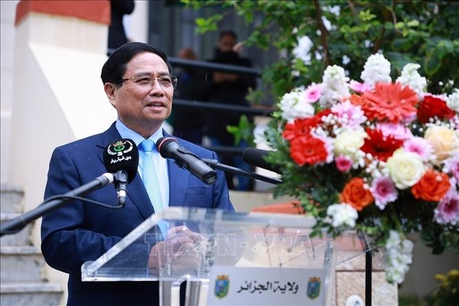 Thủ tướng Phạm Minh Chính dự Khánh thành Bia tưởng niệm Chủ tịch Hồ Chí Minh tại Algeria

Trong chương trình thăm chính thức Algeria, sáng 20-11 theo giờ địa phương, tại thủ đô Algiers, Thủ tướng Phạm Minh Chính và Phu nhân đã thăm Đại lộ Hồ Chí Minh và dự Lễ khánh thành Bia tưởng niệm về thân thế, sự nghiệp của Chủ tịch Hồ Chí Minh.