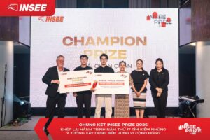 Sau hơn 7 tháng đồng hành cùng sinh viên kiến trúc và xây dựng, ngày 5/11, cuộc thi INSEE Prize 2025 đã khép lại với vòng chung kết toàn quốc, xác định ngôi vị quán quân thuộc về dự án “Vườn ươm mầm” của sinh viên trường Đại học Kiến trúc TP.HCM. Từ khi khởi động đến nay, INSEE Prize 2025 đã tiếp cận hơn 1.100 sinh viên thông qua 19 buổi workshop tại nhiều trường đại học trên toàn quốc. Dự án "Vườn ươm mầm" của sinh viên trường Đại học Kiến trúc TP.HCM là quán quân INSEE Prize 2025. Vòng chung kết toàn quốc là nơi 5 đội thi xuất sắc nhất cùng nhau tranh tài, trình bày và bảo vệ đề tài trước Hội đồng giám khảo. Với kinh nghiệm dày dặn của những chuyên gia đầu ngành như ông Phạm Văn Bắc, Phó Chủ tịch Hội vật liệu xây dựng Việt Nam… Hội đồng giám khảo đã mang đến các góc nhìn đa chiều, đánh giá toàn diện về tính sáng tạo, khả năng ứng dụng và giá trị xã hội của từng đề tài nhằm chọn ra quán quân INSEE Prize 2025. Ông Eamon Ginley, Tổng giám đốc INSEE Việt Nam chia sẻ về hành trình phát triển của INSEE Việt Nam và cuộc thi INSEE Prize 2025. Năm nay, dự án "Vườn ươm mầm" của nhóm sinh viên trường Đại học Kiến trúc TP.HCM đã xuất sắc giành ngôi vị quán quân INSEE Prize. Giải Nhì được trao cho dự án "Hiên trong làng" của nhóm sinh viên trường Đại học Bách Khoa (Đại học quốc gia TP.HCM). Giải Ba thuộc về dự án "Trạm sáng tạo" của nhóm sinh viên trường Đại học Việt Đức. 5 dự án lọt vào chung kết toàn quốc INSEE Prize 2025. INSEE Prize 2025 được làm mới với hai điểm đặc biệt trong cơ cấu giải thưởng và ngân sách hiện thực hóa dự án. Lần đầu tiên, cuộc thi mở rộng thêm giải Ba, ghi nhận và tôn vinh nỗ lực của các đội thi có ý tưởng nổi bật. Đồng thời, ngân sách hiện thực hóa dự án trị giá 200 triệu đồng – vốn được trao cho dự án Quán quân – trong trường hợp dự án không thể triển khai trong thực tế, Hội đồng giám khảo sẽ xem xét chuyển giao cơ hội này cho một trong các dự án còn lại của Top 5. Chính điều này sẽ giúp lan tỏa tinh thần "vì cộng đồng", khuyến khích nhiều hơn những công trình xã hội được triển khai xây dựng, mang lại giá trị thực tiễn cho những người đang cần được giúp đỡ. Sau 17 năm tổ chức, cuộc thi INSEE Prize đã lan tỏa đến hơn 23.000 sinh viên kiến trúc và xây dựng trên khắp cả nước. Trải qua 17 năm, INSEE Prize không chỉ là cuộc thi học thuật mà còn là hành trình nuôi dưỡng tư duy bền vững và tinh thần trách nhiệm xã hội trong thế hệ trẻ - những người sẽ kiến tạo tương lai của ngành xây dựng Việt Nam. Với triết lý "Vững xây cuộc sống", INSEE Việt Nam tiếp tục khẳng định vai trò của mình trong việc kết nối tri thức, khuyến khích sáng tạo và lan tỏa giá trị nhân văn, hướng đến một thế giới xanh hơn, bền vững hơn cho tất cả mọi người.