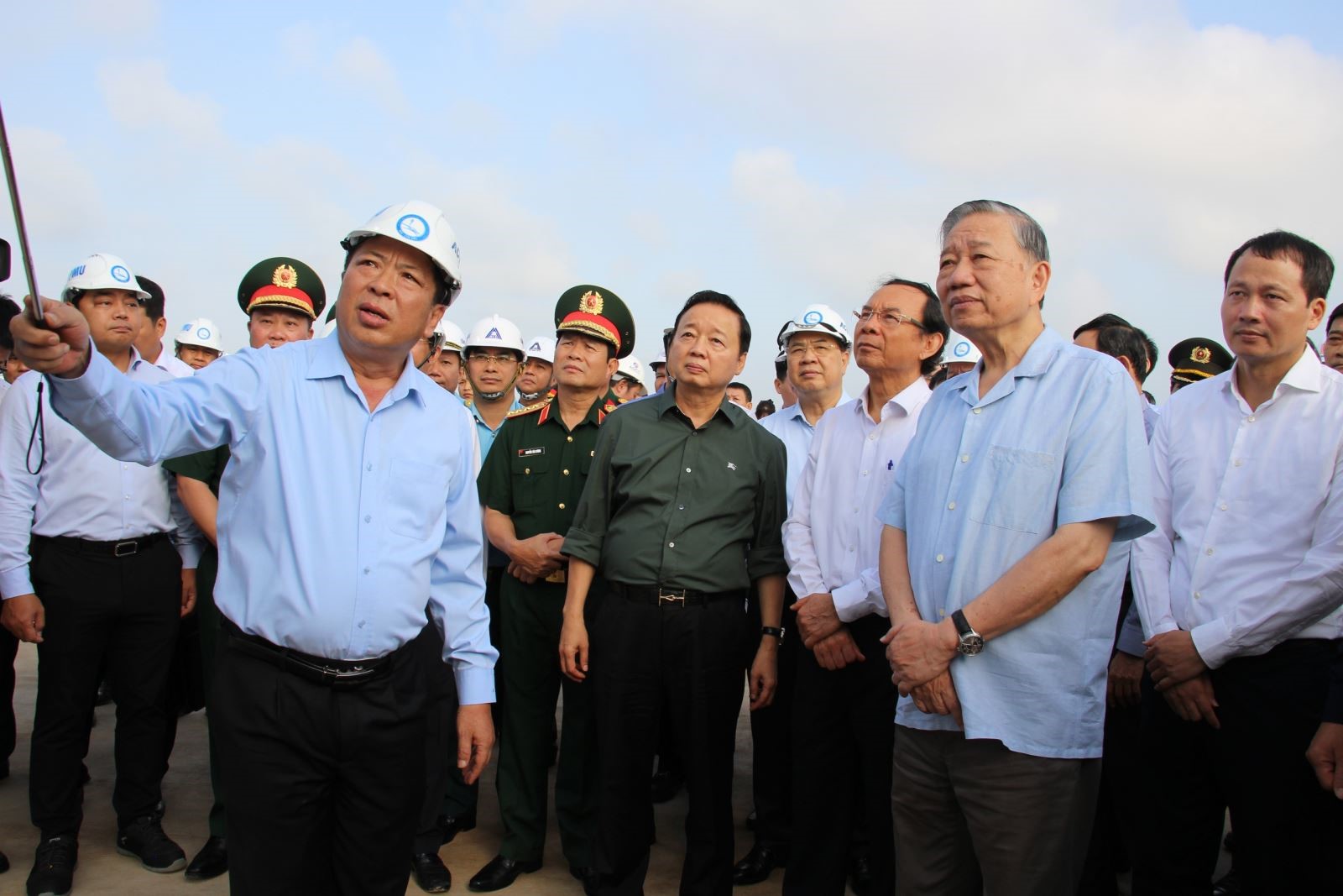 Đề xuất mở rộng đối tượng được miễn giấy phép xây dựng Sáng 13/11, đồng chí Tô Lâm, Tổng Bí thư Ban chấp hành Trung ương Đảng đã kiểm tra thực địa dự án Cảng hàng không quốc tế Long Thành. Tổng Bí thư đặc biệt quan tâm đến giao thông kết nối và kế hoạch khai thác sân bay hiệu quả.