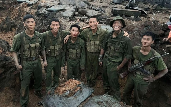 Sự cần thiết phải có Luật bảo vệ sự thật lịch sử Lịch sử - nền tảng của niềm tin và bản sắc dân tộc, một bộ phận của nền tảng tinh thần xã hội. Lịch sử dân tộc Việt Nam trải qua hơn bốn ngàn năm là bản anh hùng ca bất khuất, tài sản tinh thần vô giá mà biết bao thế hệ đã dày công vun đắp bằng máu xương và mồ hôi, nước mắt. Sự thật lịch sử là cội nguồn của niềm tin, nền tảng tư tưởng, văn hóa tạo nên sức mạnh tinh thần giúp dân tộc ta vượt qua mọi khó khăn, thách thức, đứng vững trước mọi phong ba bão táp, để giành và giữ gìn nền độc lập của dân tộc.