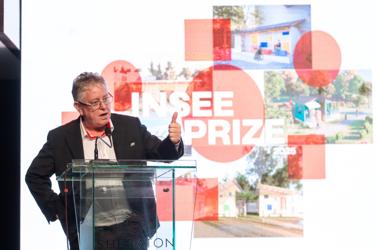 Sau hơn 7 tháng đồng hành cùng sinh viên kiến trúc và xây dựng, ngày 5/11, cuộc thi INSEE Prize 2025 đã khép lại với vòng chung kết toàn quốc, xác định ngôi vị quán quân thuộc về dự án “Vườn ươm mầm” của sinh viên trường Đại học Kiến trúc TP.HCM. Từ khi khởi động đến nay, INSEE Prize 2025 đã tiếp cận hơn 1.100 sinh viên thông qua 19 buổi workshop tại nhiều trường đại học trên toàn quốc. Dự án "Vườn ươm mầm" của sinh viên trường Đại học Kiến trúc TP.HCM là quán quân INSEE Prize 2025. Vòng chung kết toàn quốc là nơi 5 đội thi xuất sắc nhất cùng nhau tranh tài, trình bày và bảo vệ đề tài trước Hội đồng giám khảo. Với kinh nghiệm dày dặn của những chuyên gia đầu ngành như ông Phạm Văn Bắc, Phó Chủ tịch Hội vật liệu xây dựng Việt Nam… Hội đồng giám khảo đã mang đến các góc nhìn đa chiều, đánh giá toàn diện về tính sáng tạo, khả năng ứng dụng và giá trị xã hội của từng đề tài nhằm chọn ra quán quân INSEE Prize 2025. Ông Eamon Ginley, Tổng giám đốc INSEE Việt Nam chia sẻ về hành trình phát triển của INSEE Việt Nam và cuộc thi INSEE Prize 2025. Năm nay, dự án "Vườn ươm mầm" của nhóm sinh viên trường Đại học Kiến trúc TP.HCM đã xuất sắc giành ngôi vị quán quân INSEE Prize. Giải Nhì được trao cho dự án "Hiên trong làng" của nhóm sinh viên trường Đại học Bách Khoa (Đại học quốc gia TP.HCM). Giải Ba thuộc về dự án "Trạm sáng tạo" của nhóm sinh viên trường Đại học Việt Đức. 5 dự án lọt vào chung kết toàn quốc INSEE Prize 2025. INSEE Prize 2025 được làm mới với hai điểm đặc biệt trong cơ cấu giải thưởng và ngân sách hiện thực hóa dự án. Lần đầu tiên, cuộc thi mở rộng thêm giải Ba, ghi nhận và tôn vinh nỗ lực của các đội thi có ý tưởng nổi bật. Đồng thời, ngân sách hiện thực hóa dự án trị giá 200 triệu đồng – vốn được trao cho dự án Quán quân – trong trường hợp dự án không thể triển khai trong thực tế, Hội đồng giám khảo sẽ xem xét chuyển giao cơ hội này cho một trong các dự án còn lại của Top 5. Chính điều này sẽ giúp lan tỏa tinh thần "vì cộng đồng", khuyến khích nhiều hơn những công trình xã hội được triển khai xây dựng, mang lại giá trị thực tiễn cho những người đang cần được giúp đỡ. Sau 17 năm tổ chức, cuộc thi INSEE Prize đã lan tỏa đến hơn 23.000 sinh viên kiến trúc và xây dựng trên khắp cả nước. Trải qua 17 năm, INSEE Prize không chỉ là cuộc thi học thuật mà còn là hành trình nuôi dưỡng tư duy bền vững và tinh thần trách nhiệm xã hội trong thế hệ trẻ - những người sẽ kiến tạo tương lai của ngành xây dựng Việt Nam. Với triết lý "Vững xây cuộc sống", INSEE Việt Nam tiếp tục khẳng định vai trò của mình trong việc kết nối tri thức, khuyến khích sáng tạo và lan tỏa giá trị nhân văn, hướng đến một thế giới xanh hơn, bền vững hơn cho tất cả mọi người.