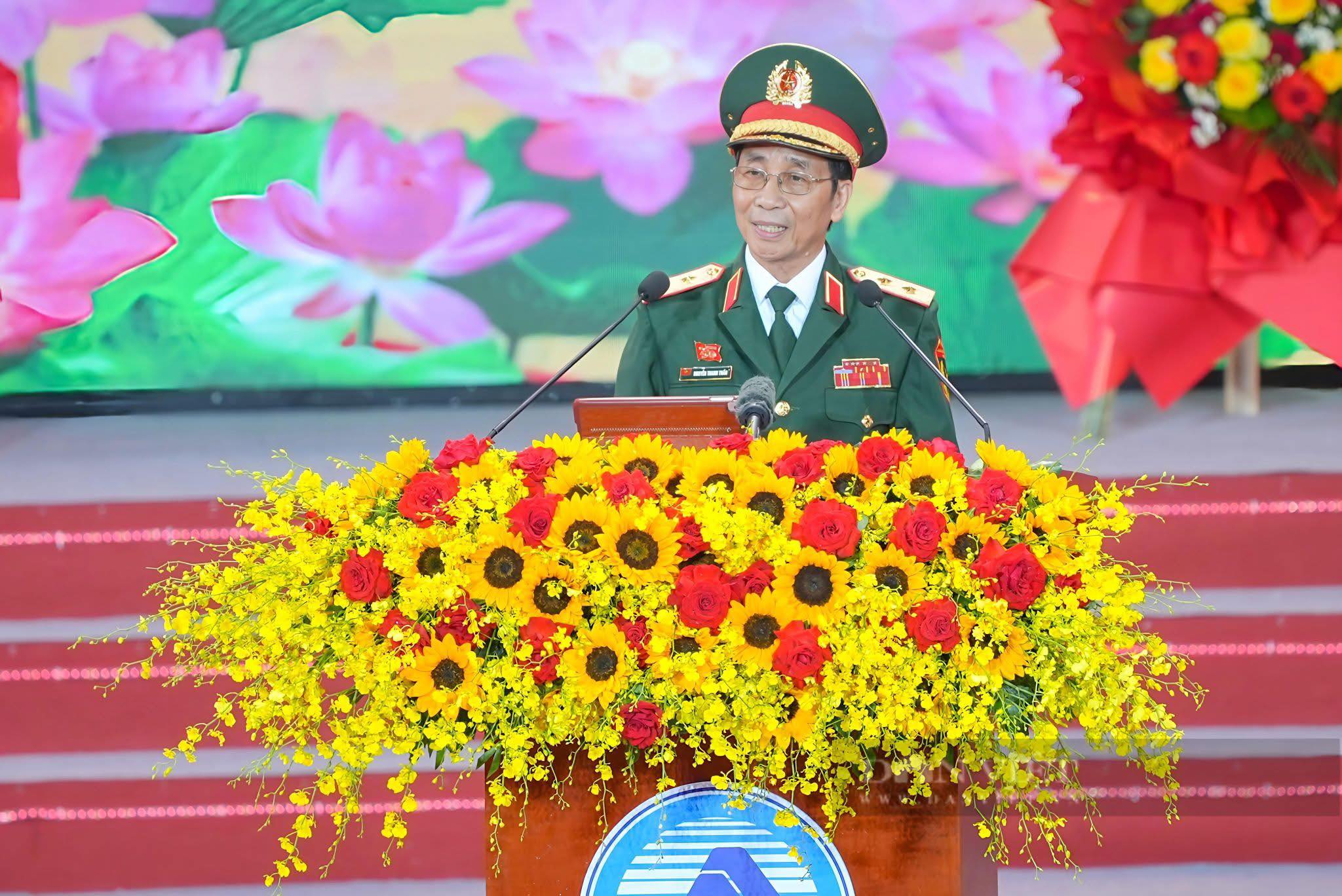 Sự cần thiết phải có Luật bảo vệ sự thật lịch sử Lịch sử - nền tảng của niềm tin và bản sắc dân tộc, một bộ phận của nền tảng tinh thần xã hội. Lịch sử dân tộc Việt Nam trải qua hơn bốn ngàn năm là bản anh hùng ca bất khuất, tài sản tinh thần vô giá mà biết bao thế hệ đã dày công vun đắp bằng máu xương và mồ hôi, nước mắt. Sự thật lịch sử là cội nguồn của niềm tin, nền tảng tư tưởng, văn hóa tạo nên sức mạnh tinh thần giúp dân tộc ta vượt qua mọi khó khăn, thách thức, đứng vững trước mọi phong ba bão táp, để giành và giữ gìn nền độc lập của dân tộc.