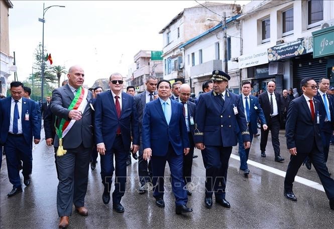 Thủ tướng Phạm Minh Chính dự Khánh thành Bia tưởng niệm Chủ tịch Hồ Chí Minh tại Algeria

Trong chương trình thăm chính thức Algeria, sáng 20-11 theo giờ địa phương, tại thủ đô Algiers, Thủ tướng Phạm Minh Chính và Phu nhân đã thăm Đại lộ Hồ Chí Minh và dự Lễ khánh thành Bia tưởng niệm về thân thế, sự nghiệp của Chủ tịch Hồ Chí Minh.