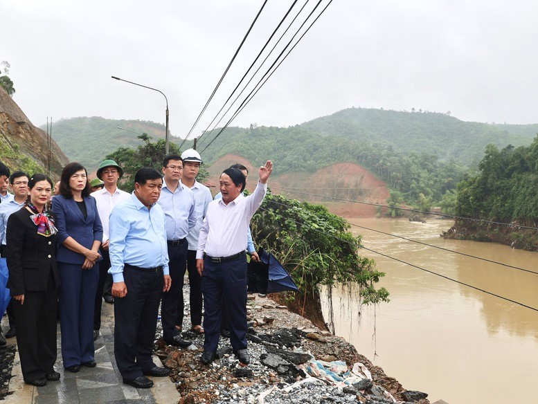 Phó Thủ tướng Nguyễn Chí Dũng kiểm tra thực tế tuyến cao tốc Tuyên Quang - Hà Giang