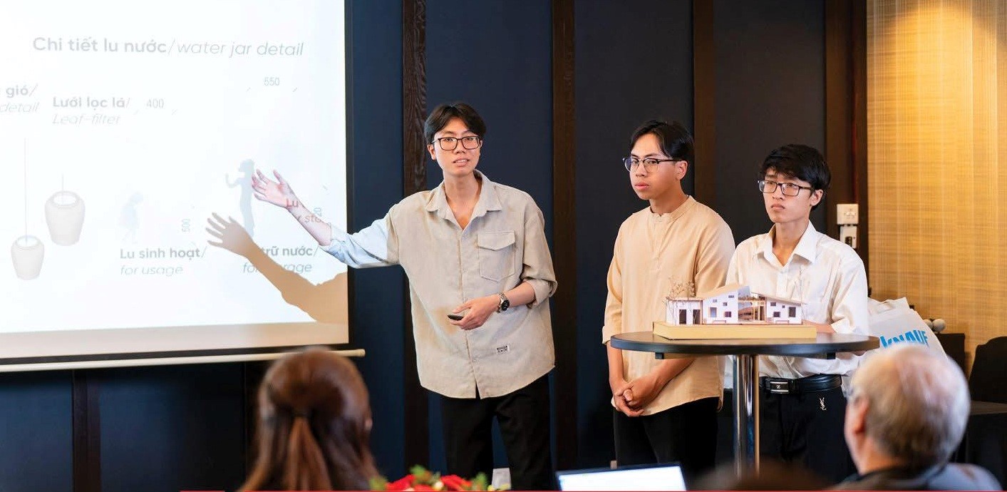 Sinh viên Đại học Kiến trúc TP.HCM giành ngôi quán quân INSEE Prize 2025 Sau hơn 7 tháng đồng hành cùng sinh viên kiến trúc và xây dựng, ngày 5/11, cuộc thi INSEE Prize 2025 đã khép lại với vòng chung kết toàn quốc, xác định ngôi vị quán quân thuộc về dự án “Vườn ươm mầm” của sinh viên trường Đại học Kiến trúc TP.HCM. Từ khi khởi động đến nay, INSEE Prize 2025 đã tiếp cận hơn 1.100 sinh viên thông qua 19 buổi workshop tại nhiều trường đại học trên toàn quốc. Dự án "Vườn ươm mầm" của sinh viên trường Đại học Kiến trúc TP.HCM là quán quân INSEE Prize 2025. Vòng chung kết toàn quốc là nơi 5 đội thi xuất sắc nhất cùng nhau tranh tài, trình bày và bảo vệ đề tài trước Hội đồng giám khảo. Với kinh nghiệm dày dặn của những chuyên gia đầu ngành như ông Phạm Văn Bắc, Phó Chủ tịch Hội vật liệu xây dựng Việt Nam… Hội đồng giám khảo đã mang đến các góc nhìn đa chiều, đánh giá toàn diện về tính sáng tạo, khả năng ứng dụng và giá trị xã hội của từng đề tài nhằm chọn ra quán quân INSEE Prize 2025. Ông Eamon Ginley, Tổng giám đốc INSEE Việt Nam chia sẻ về hành trình phát triển của INSEE Việt Nam và cuộc thi INSEE Prize 2025. Năm nay, dự án "Vườn ươm mầm" của nhóm sinh viên trường Đại học Kiến trúc TP.HCM đã xuất sắc giành ngôi vị quán quân INSEE Prize. Giải Nhì được trao cho dự án "Hiên trong làng" của nhóm sinh viên trường Đại học Bách Khoa (Đại học quốc gia TP.HCM). Giải Ba thuộc về dự án "Trạm sáng tạo" của nhóm sinh viên trường Đại học Việt Đức. 5 dự án lọt vào chung kết toàn quốc INSEE Prize 2025. INSEE Prize 2025 được làm mới với hai điểm đặc biệt trong cơ cấu giải thưởng và ngân sách hiện thực hóa dự án. Lần đầu tiên, cuộc thi mở rộng thêm giải Ba, ghi nhận và tôn vinh nỗ lực của các đội thi có ý tưởng nổi bật. Đồng thời, ngân sách hiện thực hóa dự án trị giá 200 triệu đồng – vốn được trao cho dự án Quán quân – trong trường hợp dự án không thể triển khai trong thực tế, Hội đồng giám khảo sẽ xem xét chuyển giao cơ hội này cho một trong các dự án còn lại của Top 5. Chính điều này sẽ giúp lan tỏa tinh thần "vì cộng đồng", khuyến khích nhiều hơn những công trình xã hội được triển khai xây dựng, mang lại giá trị thực tiễn cho những người đang cần được giúp đỡ. Sau 17 năm tổ chức, cuộc thi INSEE Prize đã lan tỏa đến hơn 23.000 sinh viên kiến trúc và xây dựng trên khắp cả nước. Trải qua 17 năm, INSEE Prize không chỉ là cuộc thi học thuật mà còn là hành trình nuôi dưỡng tư duy bền vững và tinh thần trách nhiệm xã hội trong thế hệ trẻ - những người sẽ kiến tạo tương lai của ngành xây dựng Việt Nam. Với triết lý "Vững xây cuộc sống", INSEE Việt Nam tiếp tục khẳng định vai trò của mình trong việc kết nối tri thức, khuyến khích sáng tạo và lan tỏa giá trị nhân văn, hướng đến một thế giới xanh hơn, bền vững hơn cho tất cả mọi người.