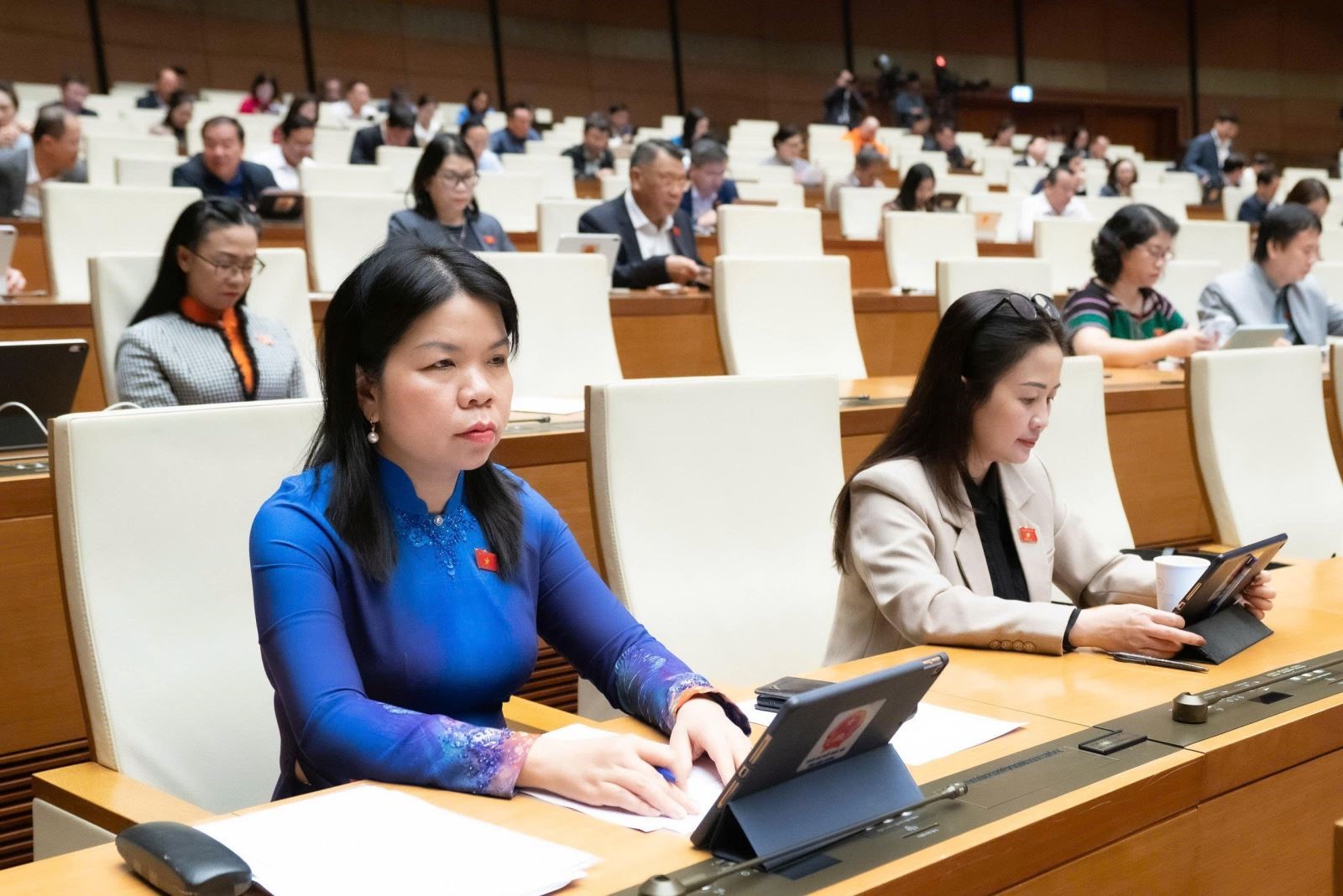 Xây dựng Cảng hàng không quốc tế Long Thành trở thành trung tâm trung chuyển hàng không quốc tế của khu vực

Tiếp tục Kỳ họp thứ 10, sáng 8/12, dưới sự điều hành của Phó Chủ tịch Quốc hội Nguyễn Đức Hải, Quốc hội nghe trình bày Tờ trình và Báo cáo thẩm tra về việc điều chỉnh nội dung Nghị quyết số 94/2015/QH13 của Quốc hội về chủ trương đầu tư Cảng hàng không quốc tế Long Thành.