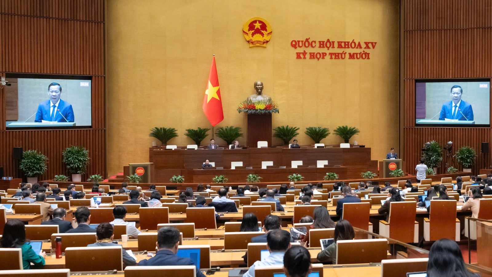 Xây dựng Cảng hàng không quốc tế Long Thành trở thành trung tâm trung chuyển hàng không quốc tế của khu vực

Tiếp tục Kỳ họp thứ 10, sáng 8/12, dưới sự điều hành của Phó Chủ tịch Quốc hội Nguyễn Đức Hải, Quốc hội nghe trình bày Tờ trình và Báo cáo thẩm tra về việc điều chỉnh nội dung Nghị quyết số 94/2015/QH13 của Quốc hội về chủ trương đầu tư Cảng hàng không quốc tế Long Thành.