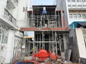 UBND cấp xã cấp giấy phép xây dựng cho công trình cấp III, cấp IV, công trình nhà ở riêng lẻ của hộ gia đình, cá nhân trên địa bàn quản lý. Chính phủ vừa ban hành Nghị định 217 quy định chi tiết một số điều của luật Xây dựng về quản lý hoạt động xây dựng; trong đó, quy định rõ điều kiện cấp giấy phép xây dựng. Nghị định có hiệu lực từ 1.7.