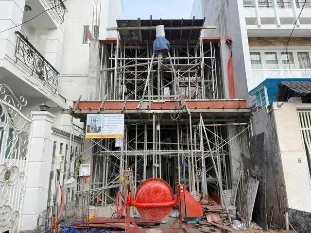 UBND cấp xã cấp giấy phép xây dựng cho công trình cấp III, cấp IV, công trình nhà ở riêng lẻ của hộ gia đình, cá nhân trên địa bàn quản lý. Chính phủ vừa ban hành Nghị định 217 quy định chi tiết một số điều của luật Xây dựng về quản lý hoạt động xây dựng; trong đó, quy định rõ điều kiện cấp giấy phép xây dựng. Nghị định có hiệu lực từ 1.7.