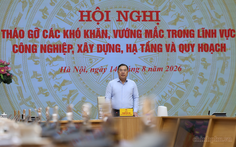 Khơi thông nguồn lực, tạo thuận lợi cho doanh nghiệp phát triển công nghiệp, xây dựng, hạ tầng Sáng 14/8, Ủy viên Bộ Chính trị, Phó Thủ tướng Thường trực Phạm Gia Túc chủ trì Hội nghị tháo gỡ các khó khăn, vướng mắc trong lĩnh vực công nghiệp, xây dựng, hạ tầng và quy hoạch. Thứ trưởng Bộ Xây dựng Nguyễn Văn Sinh tham dự hội nghị.