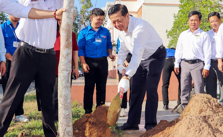 Chương trình đào tạo gắn với thực hành, kiến tập và thực tập tại doanh nghiệp đang giúp sinh viên các ngành xây dựng, giao thông từng bước làm quen với môi trường thực tế, rút ngắn khoảng cách từ giảng đường đến công trường.
