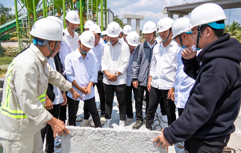 Chương trình đào tạo gắn với thực hành, kiến tập và thực tập tại doanh nghiệp đang giúp sinh viên các ngành xây dựng, giao thông từng bước làm quen với môi trường thực tế, rút ngắn khoảng cách từ giảng đường đến công trường.