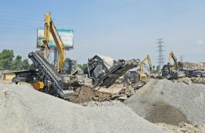 Trong bối cảnh hàng loạt dự án hạ tầng tại TP Hà Nội đồng loạt triển khai kéo theo lượng phế thải phát sinh tăng vọt, việc tái chế chất thải rắn xây dựng đang đứng trước cơ hội lớn. Tuy nhiên, bài toán này chỉ thực sự có lời giải khi các nút thắt về cơ chế và thị trường tiêu thụ được tháo gỡ.