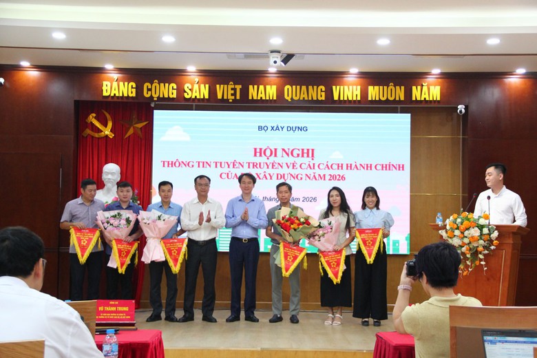 Ngày 25/8, tại Học viện Chiến lược, bồi dưỡng cán bộ xây dựng, Hội nghị về công tác cải cách hành chính của Bộ Xây dựng năm 2026 được tổ chức. Phát biểu khai mạc, ông Vũ Thành Trung, Vụ trưởng Vụ Tổ chức cán bộ (Bộ Xây dựng) nhấn mạnh, cải cách hành chính là một trong những nhiệm vụ trọng tâm, xuyên suốt được Đảng, Nhà nước đặc biệt quan tâm lãnh đạo, chỉ đạo trong giai đoạn hiện nay. 