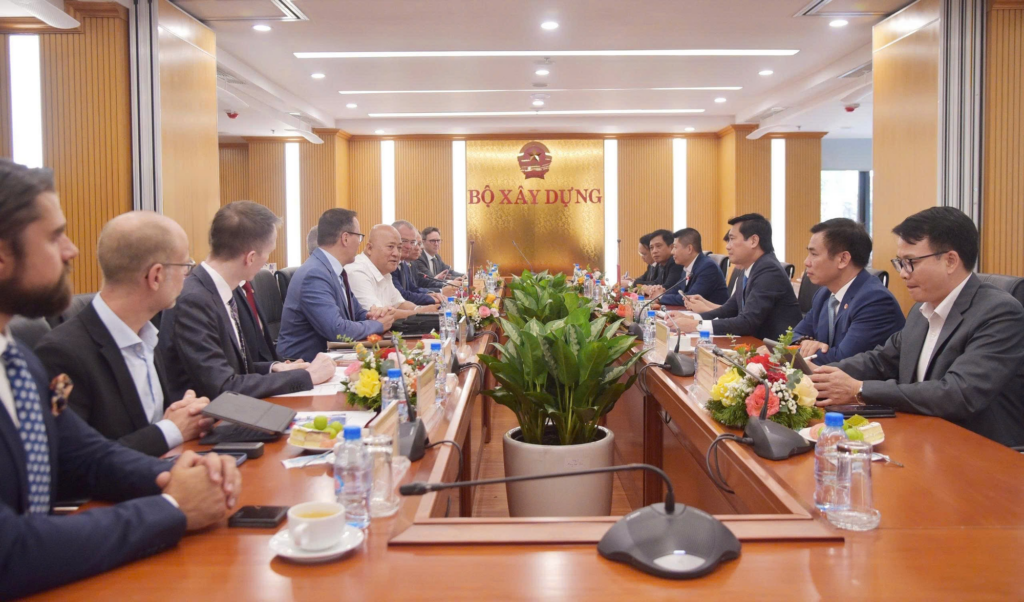 Ngày 3/9, tại Bộ Xây dựng, Thứ trưởng Nguyễn Tường Văn đã có buổi làm việc với ông Dirk Panter, Bộ trưởng Bộ Kinh tế, Lao động, Năng lượng và Khí hậu bang Sachsen (Cộng hòa Liên bang Đức).