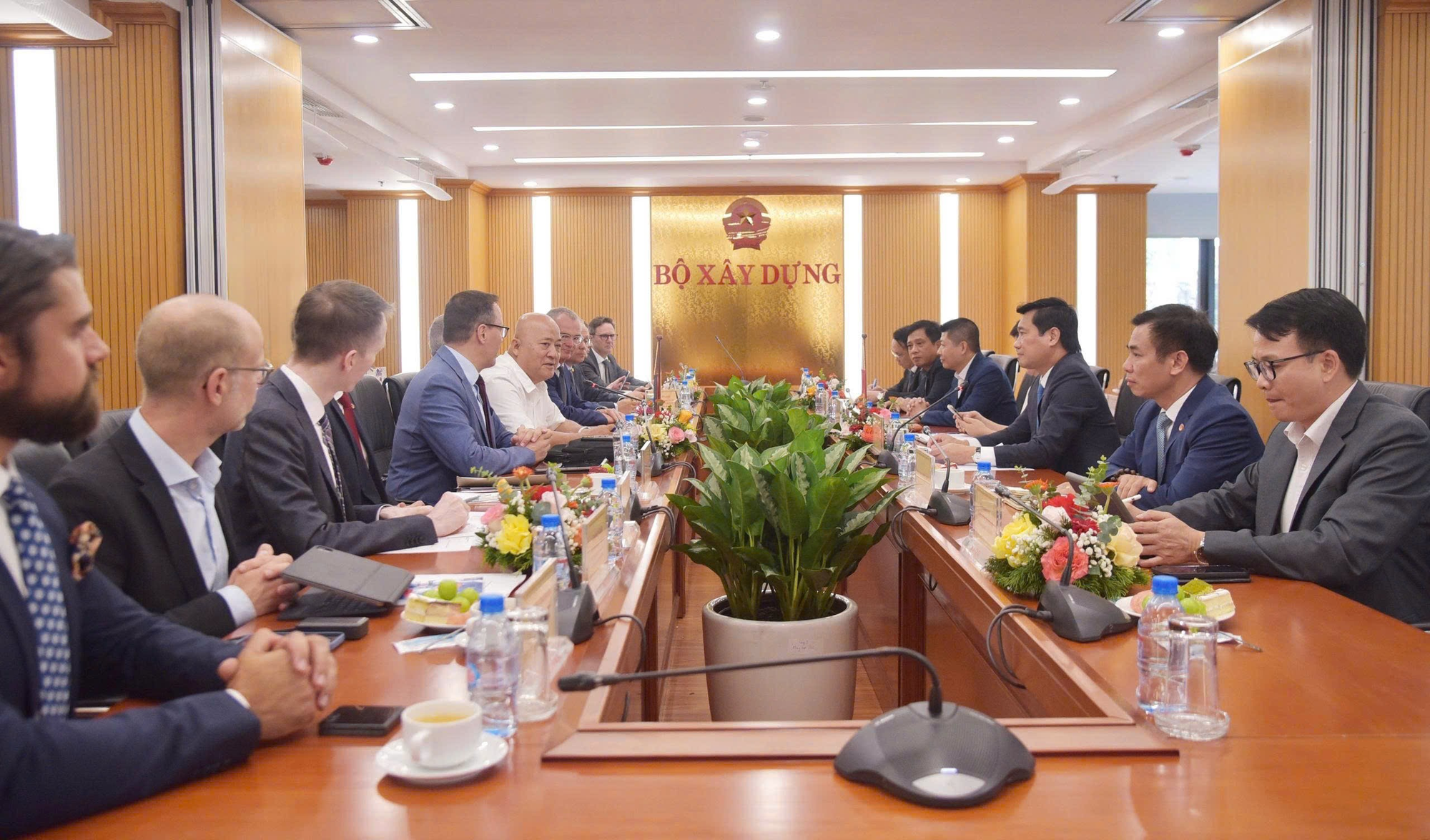 Ngày 3/9, tại Bộ Xây dựng, Thứ trưởng Nguyễn Tường Văn đã có buổi làm việc với ông Dirk Panter, Bộ trưởng Bộ Kinh tế, Lao động, Năng lượng và Khí hậu bang Sachsen (Cộng hòa Liên bang Đức).