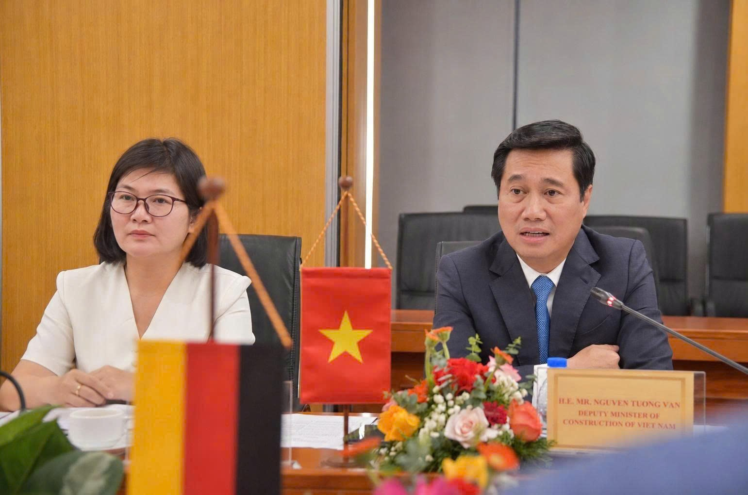 Ngày 3/9, tại Bộ Xây dựng, Thứ trưởng Nguyễn Tường Văn đã có buổi làm việc với ông Dirk Panter, Bộ trưởng Bộ Kinh tế, Lao động, Năng lượng và Khí hậu bang Sachsen (Cộng hòa Liên bang Đức).