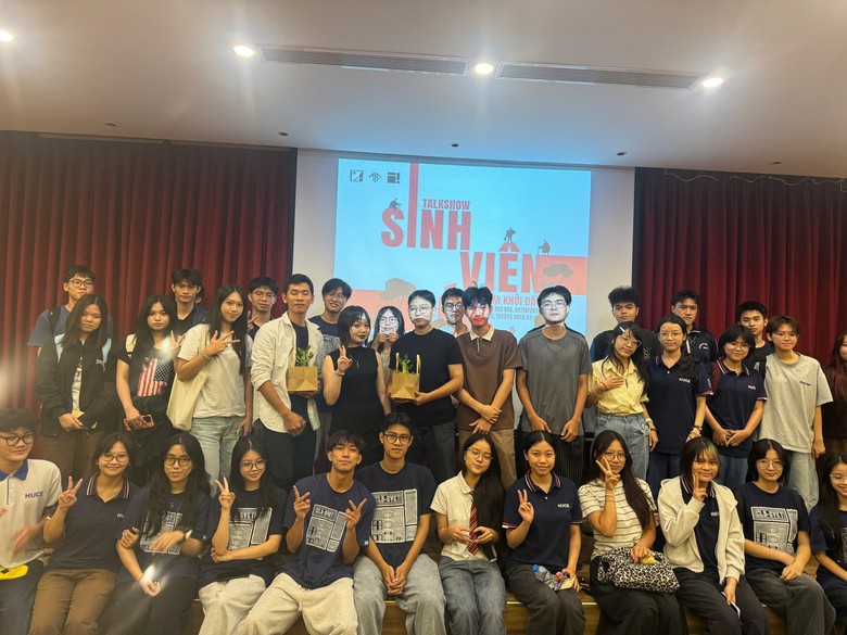 Tối 2/10, CLB Sinh viên Kiến trúc, Trường Đại học Xây dựng tổ chức Talkshow "Sinh viên nói". Chương trình mang đến những trao đổi thực tế về phương pháp học tập, tư duy thiết kế và những trải nghiệm sinh viên nên tích lũy trong quá trình học.